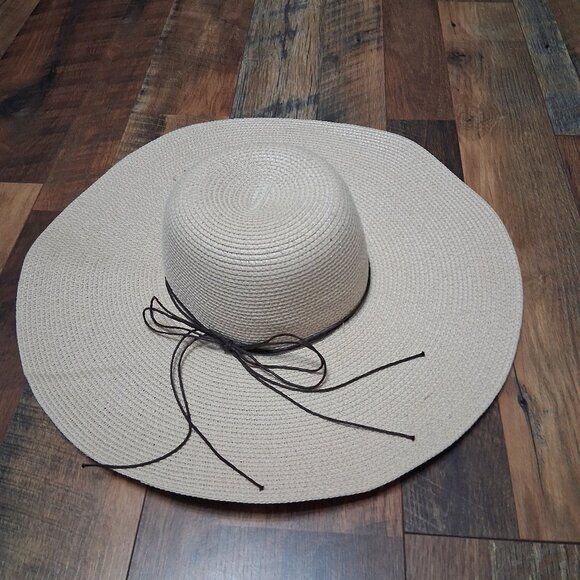 SOLD Womens Wide Brim Straw Hat Big Floppy Foldable Beach Sun Hat UPF 50+ - Picture 1 of 6